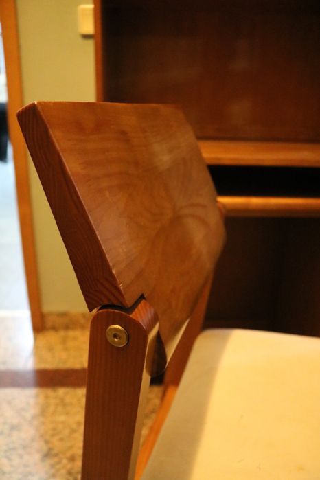 Móvel com secretária e cadeira