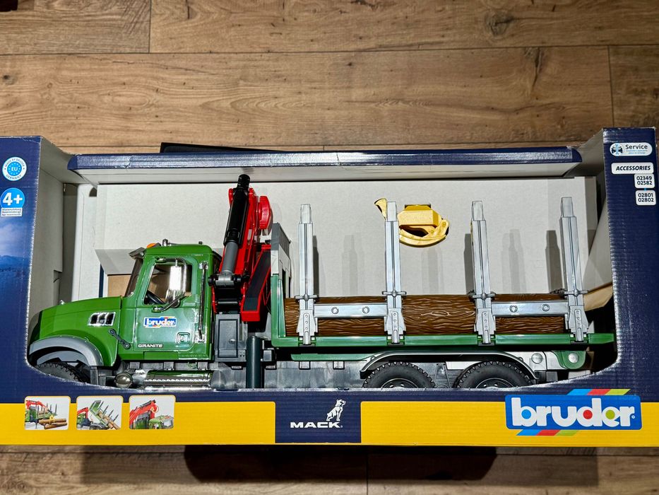 Samochód ciężarowy Mack Bruder do przewozu drzewa + 3 kłody