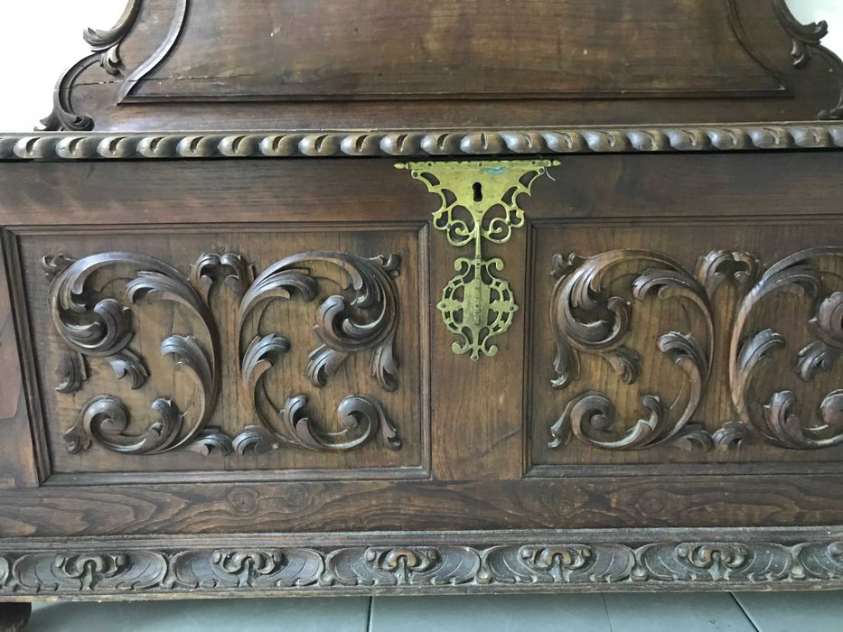 Móvel banco entalhado