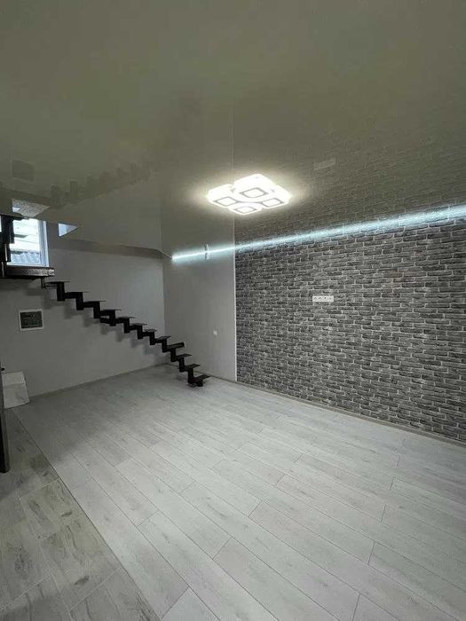 Продаж окремого  будинку з ремонтом. ділянка 6сот  поруч зі Львовом!