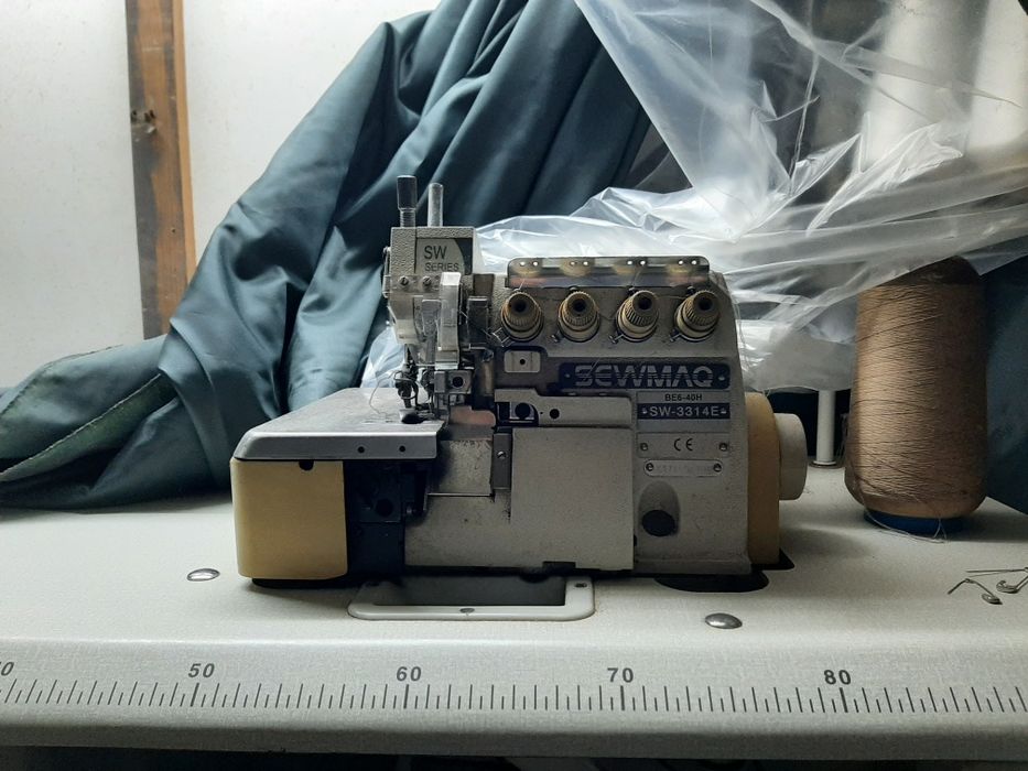 Máquina de costura profissional