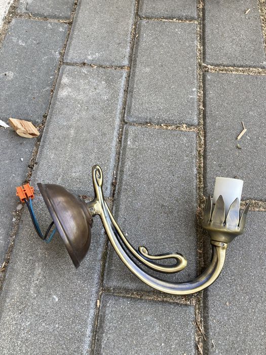 Kinkiet na ozdobna żarówkę.