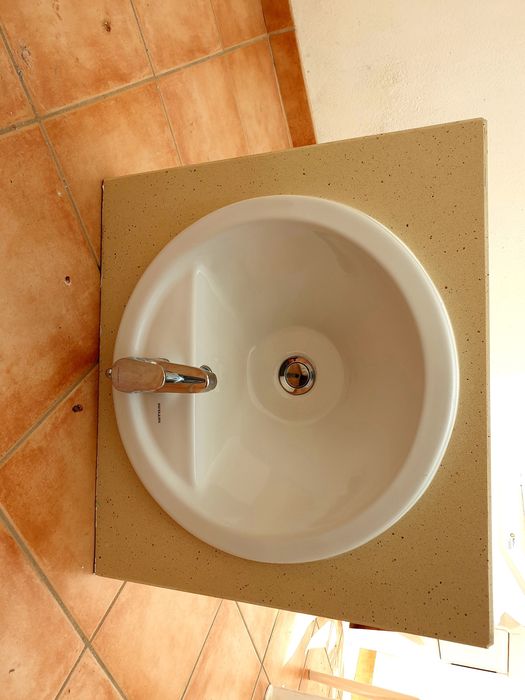 Lavatório com torneira