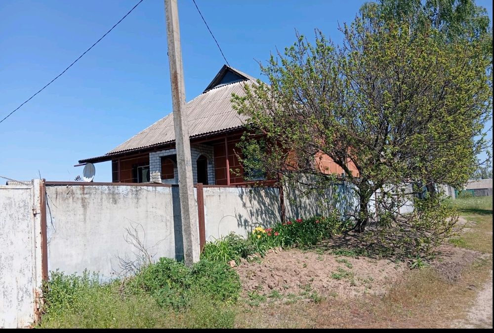 Продам полдома Змиёв Харьковская область..Недорого.
