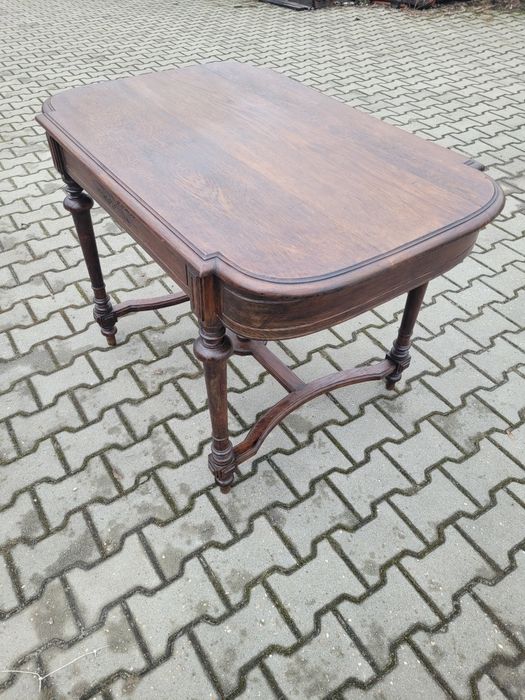Elegancki dębowy stół.