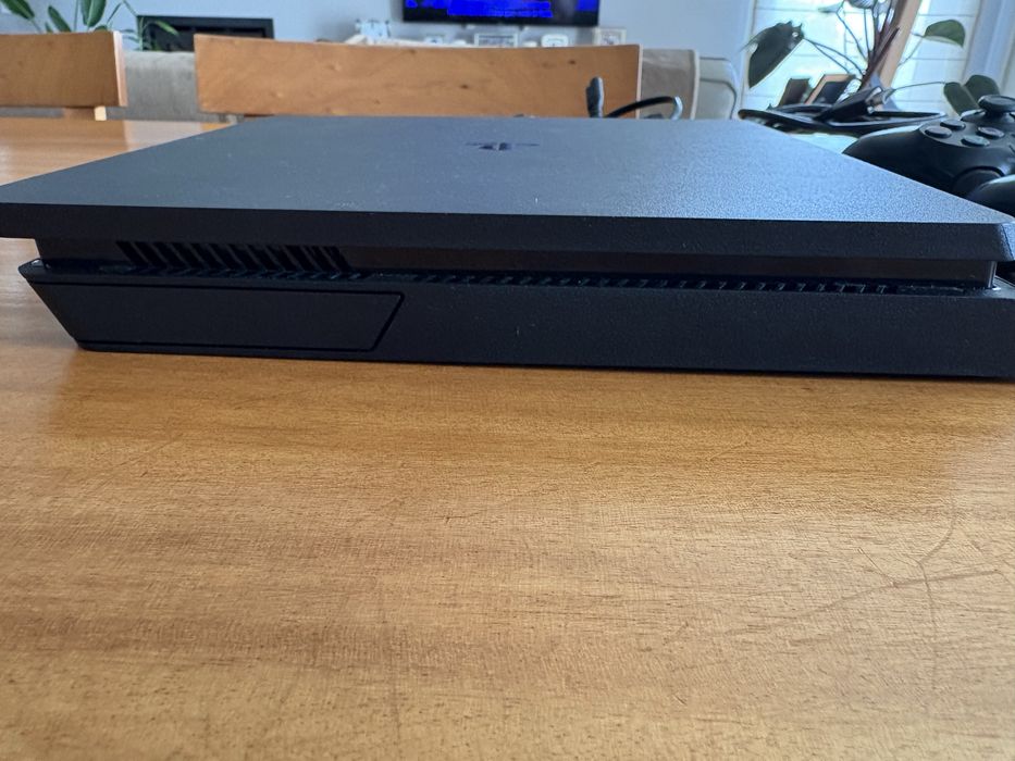 PlayStation 4 (PS4) Slim 1TB + 2 Comandos DualShock 4