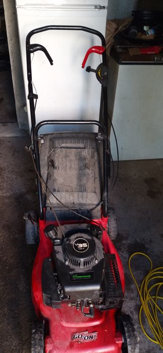 Corta relvas a gasolina com tração, carburador deficiente.