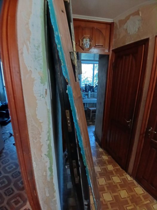 Продам бу металлическую дверь