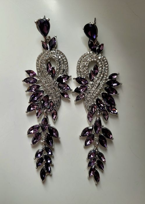 Duże długie eleganckie wieczorowe błyszczące kolczyki liście fioletowe