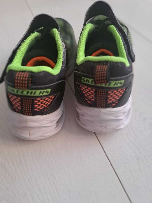 Продам кросівки Skechers