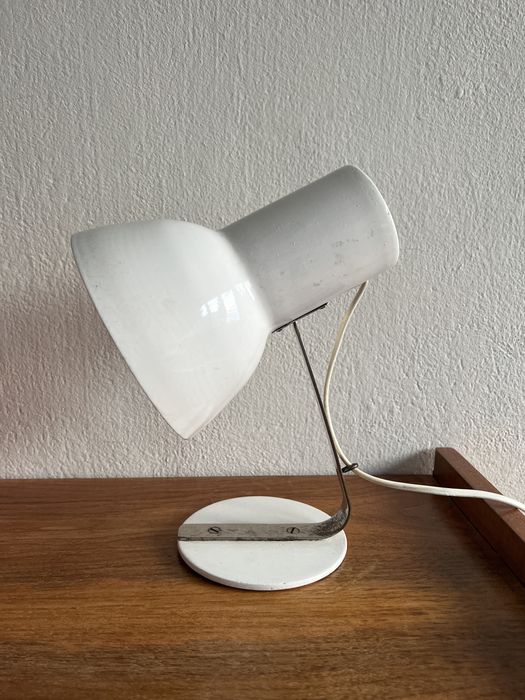 Biala stara metalowa lampka stolowa biurkowa Vintage Loft PRL