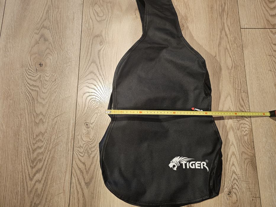 Pokrowiec na gitarę klasyczną.