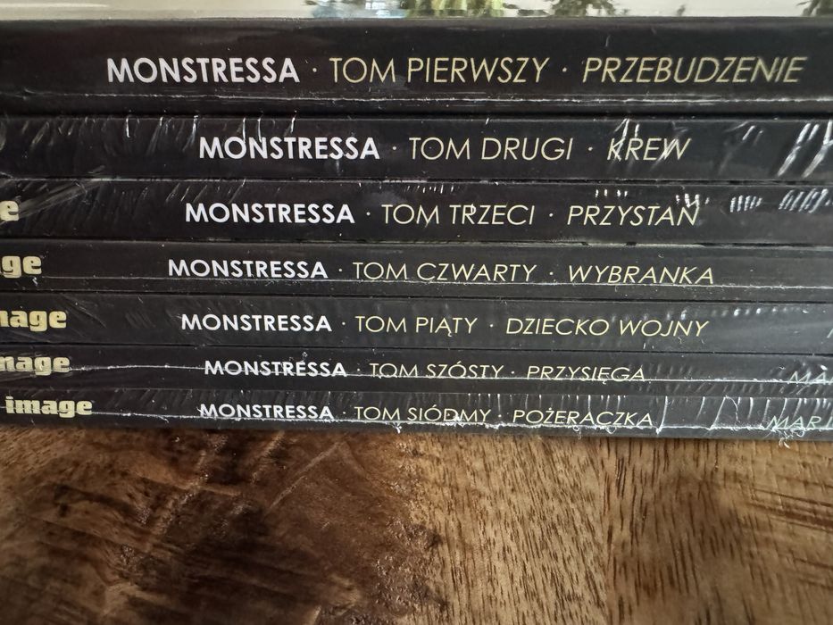 Monstressa - tomy: 1-7 (komiksy w oryginalnej folii)