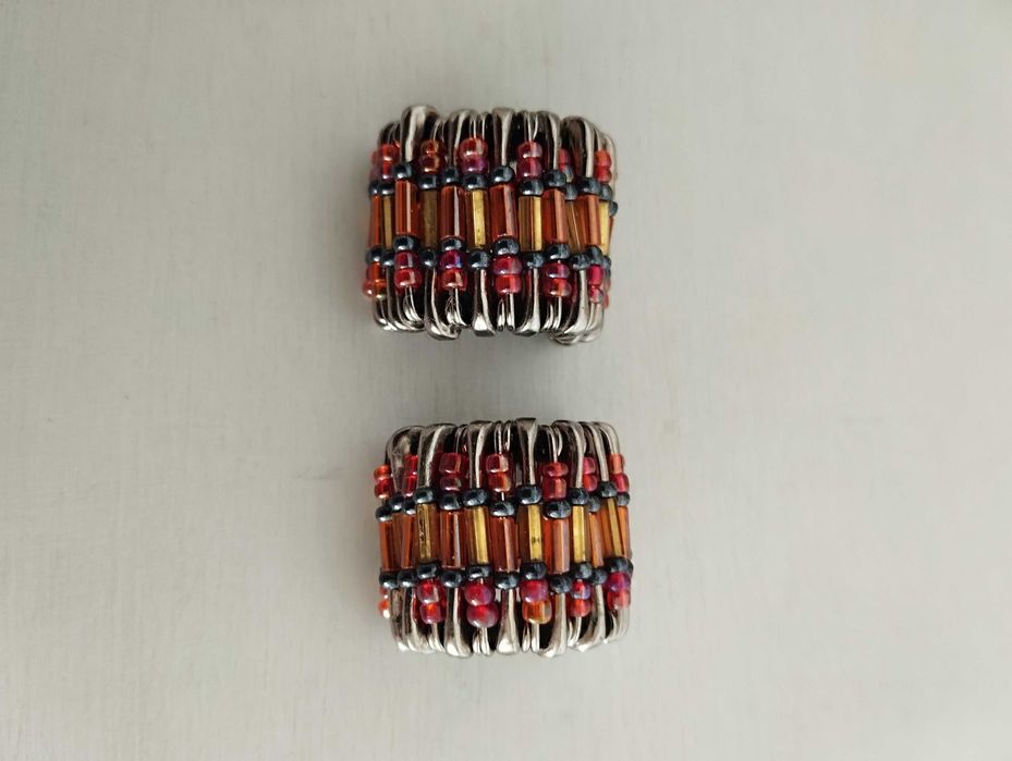 Brincos de mola metal dourado e prateado bijuteria vintage