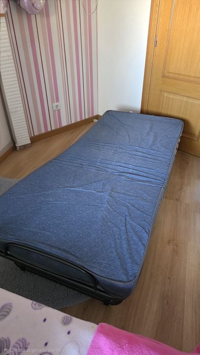 Cama Dobrável de Solteiro com Colchão e Rodas – Excelente Estado