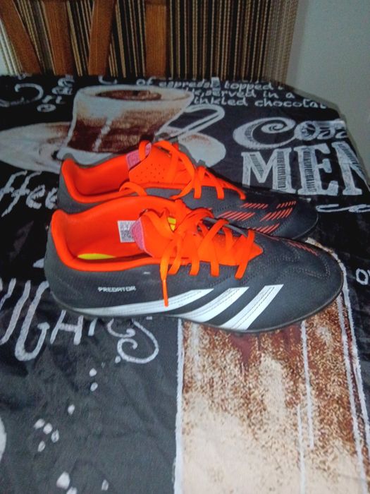 Chuteiras adidas para piso sintético/Tênis para o dia a dia
Como novas