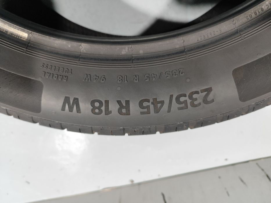 2 pneus semi novos 235-45R18 Continental - Oferta dos Portes