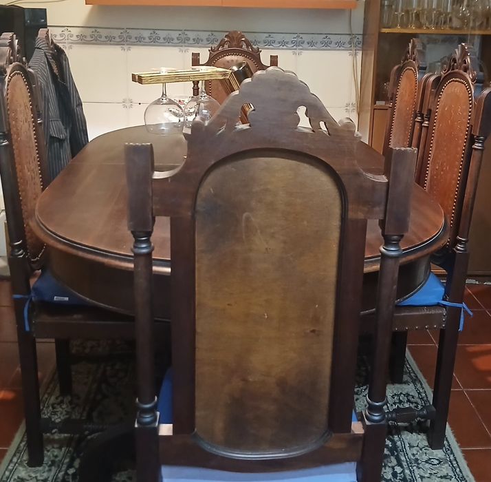 Mesa de sala de mogno com cadeiras