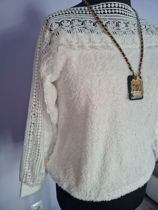 Ażurowy biały sweterek