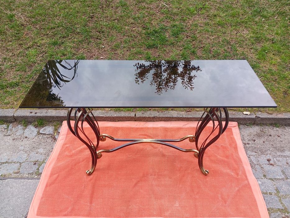 Belíssima mesa de apoio estilo vintage, estrutura em ferro fundido, tampo em vidro grés.
Medidas: 120/45/75cm altura