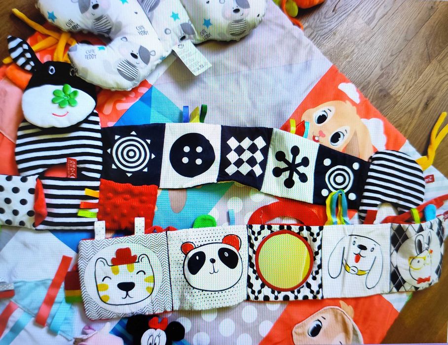 Zabawki kontrastowe, mata, grzechotki