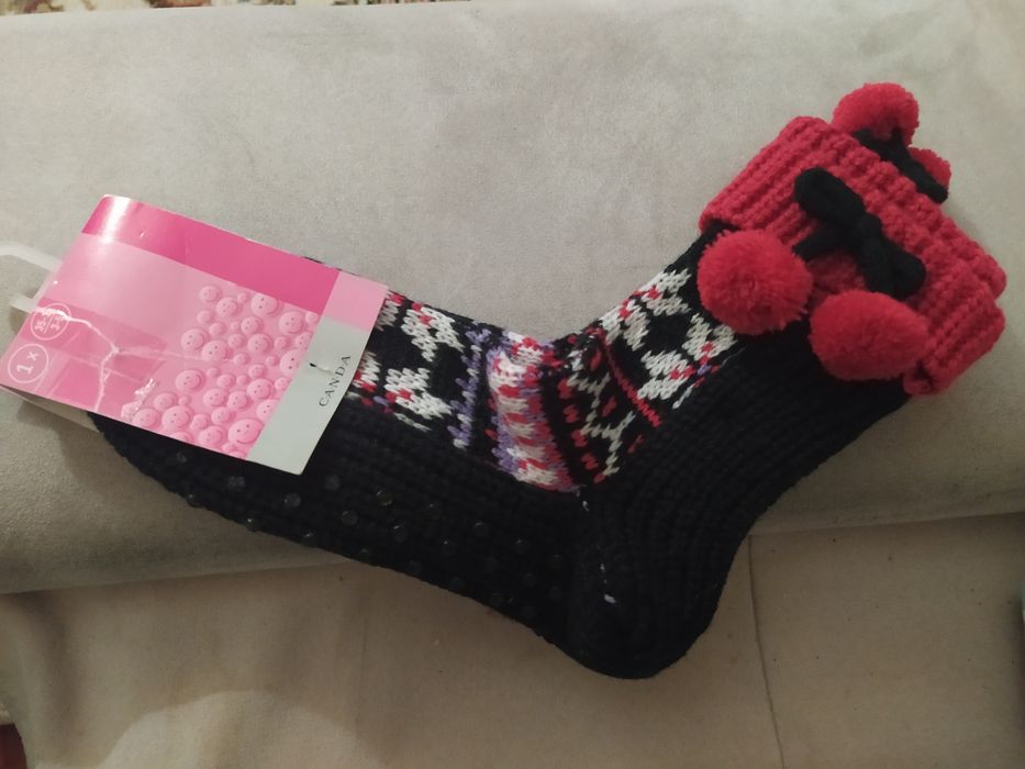 Meias anti-derrapante com pompons