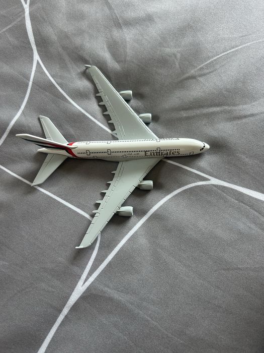 Avião miniatura EMIRATES
