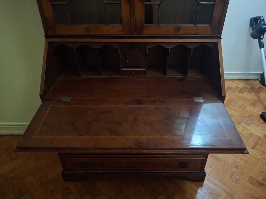 Escrivaninha / bureau em madeira com vitrine – estilo clássico
