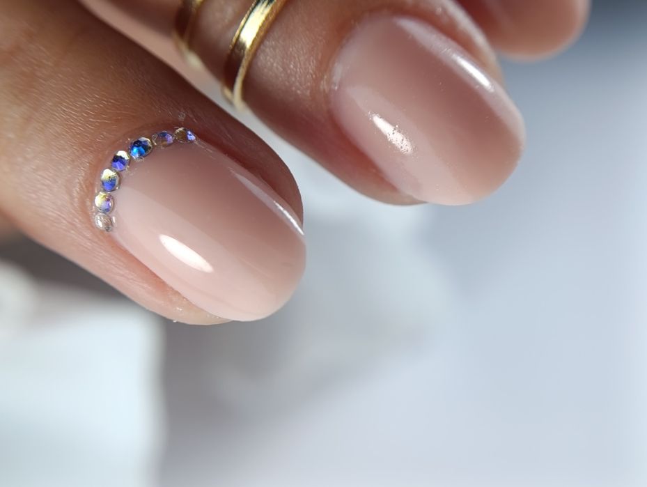 Stylizacja paznokci. Manicure i pedicure. Hybryda, żel