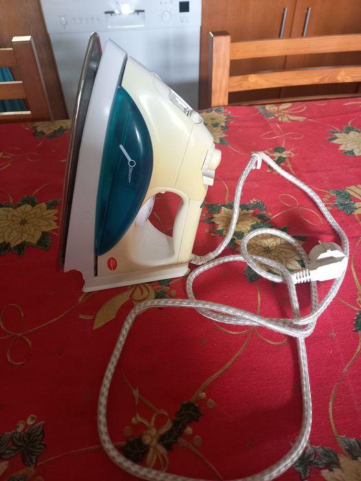 Ferro a vapor pequeno,em segunda mão, mas com pouco uso.