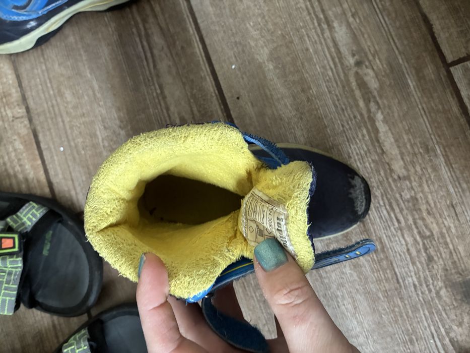 Віддам дитяче взуття на хлопчика безкоштовно