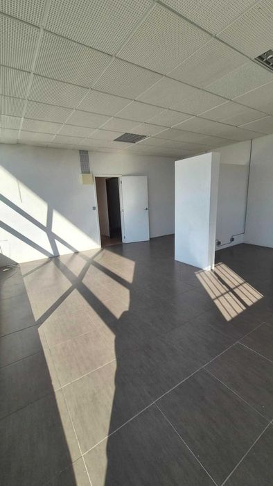 Escritório 200M2 em Meirinhas – Várias Salas, Excelente Luz e Possibilidade de Divisão