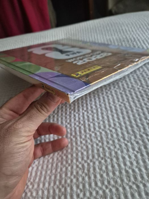 Caderneta dourada Mundial 2026 PANINI capa rija em Português