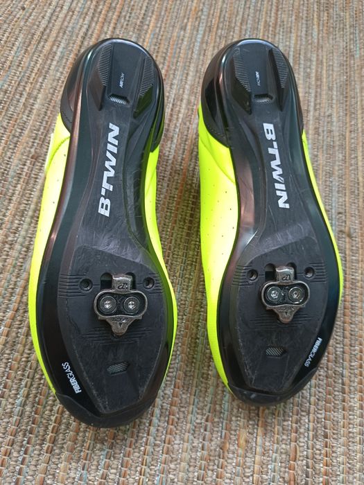 Tênis cycling Decathlon amarelo fluorescente