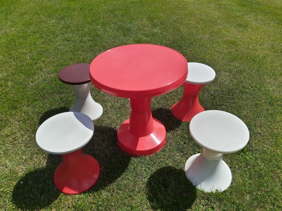Design PRL Stolik i taborety ogrodowe z tworzywa Knurów/Brzozów