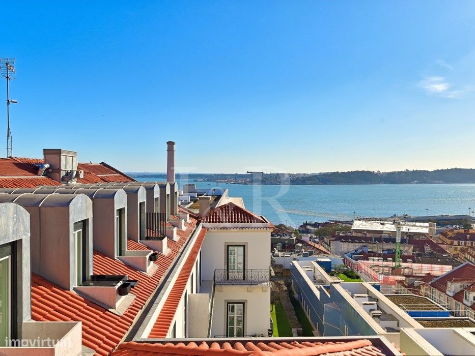 Home Office with Balcony and River View in Chiado, Lisbon