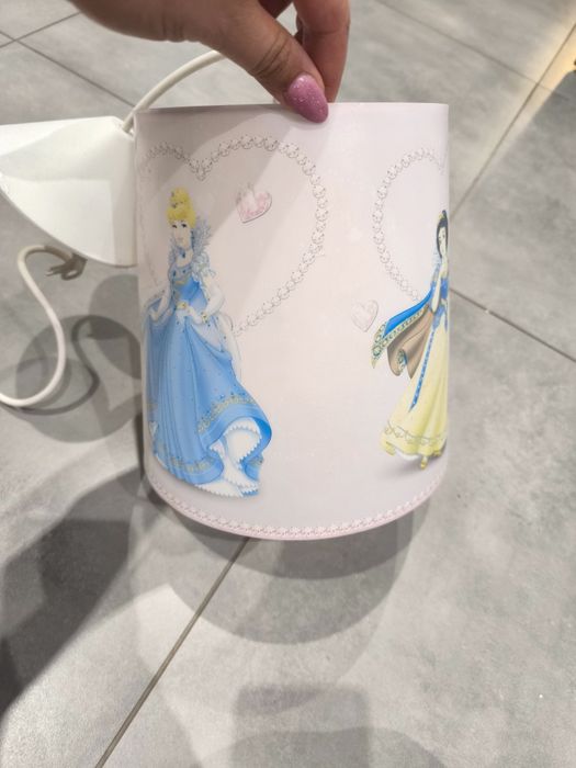 Lampa z księżniczkami do pokoju dziecięcego