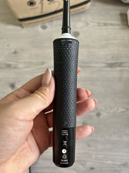 Escova Elétrica Oral-B Braun com Carregador