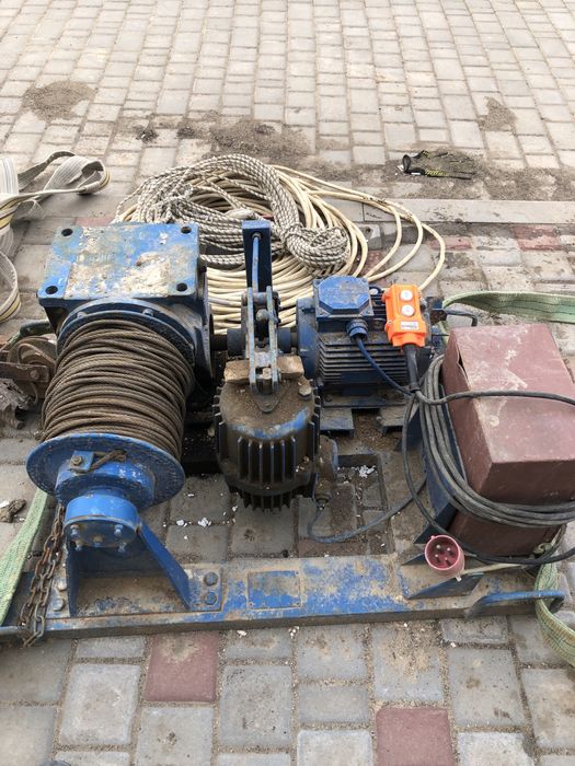 Подьемник лебедка строительная