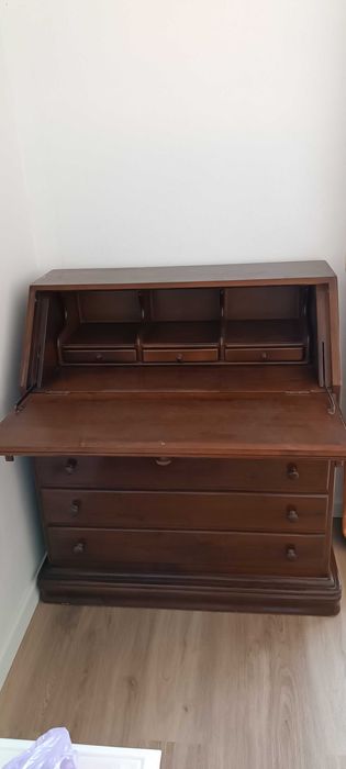 Escrivaninha + estante em madeira de  castanho maciço bem preservados.