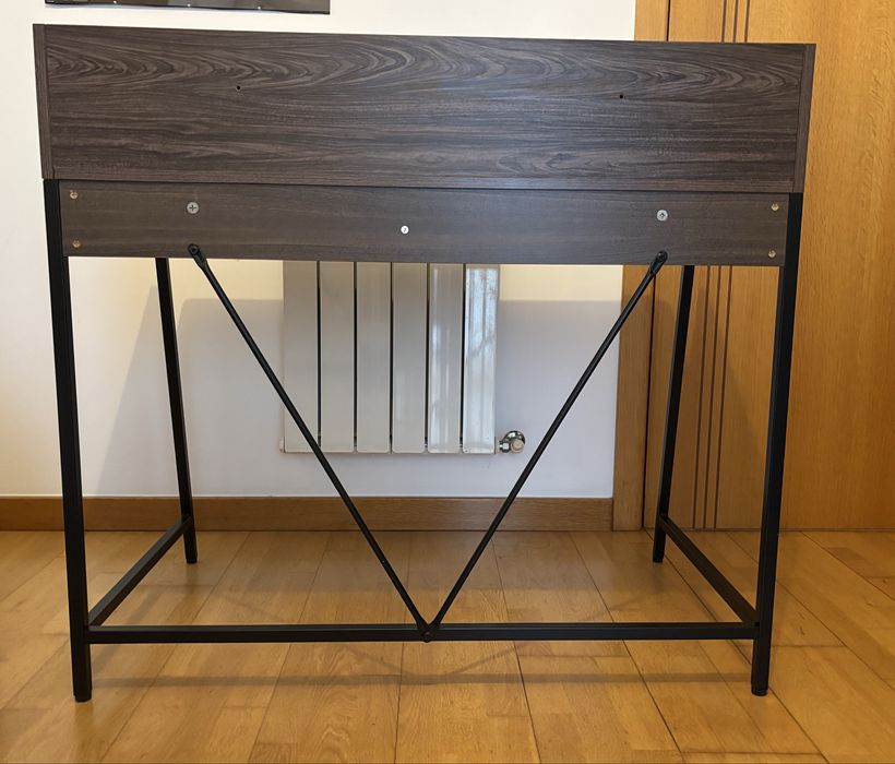 Secretária de trabalho com prateleira