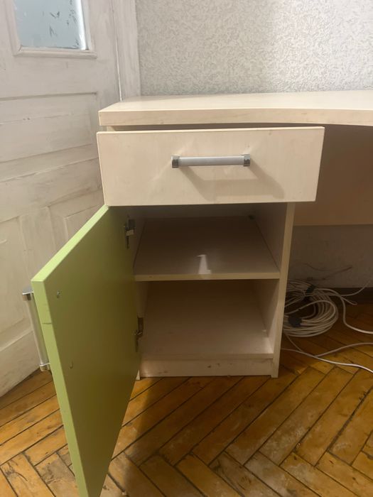 Дитяче ліжко з шафою та стіл