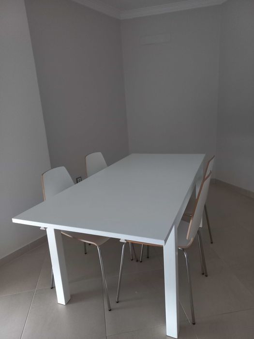 Mesa  extensível + 4 cadeiras