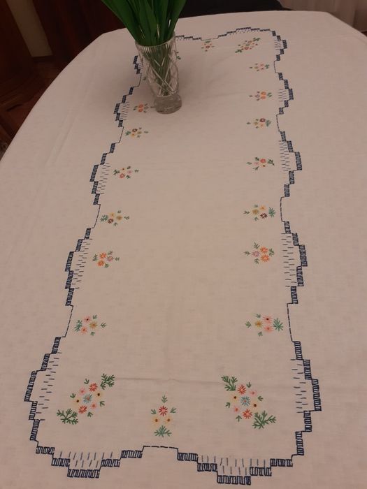 Obrus ręcznie haftowany