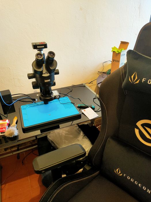 Microscópio trinocular