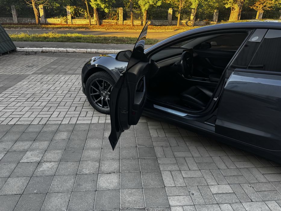 Продам TESLA 3 LONG RANGE 2018