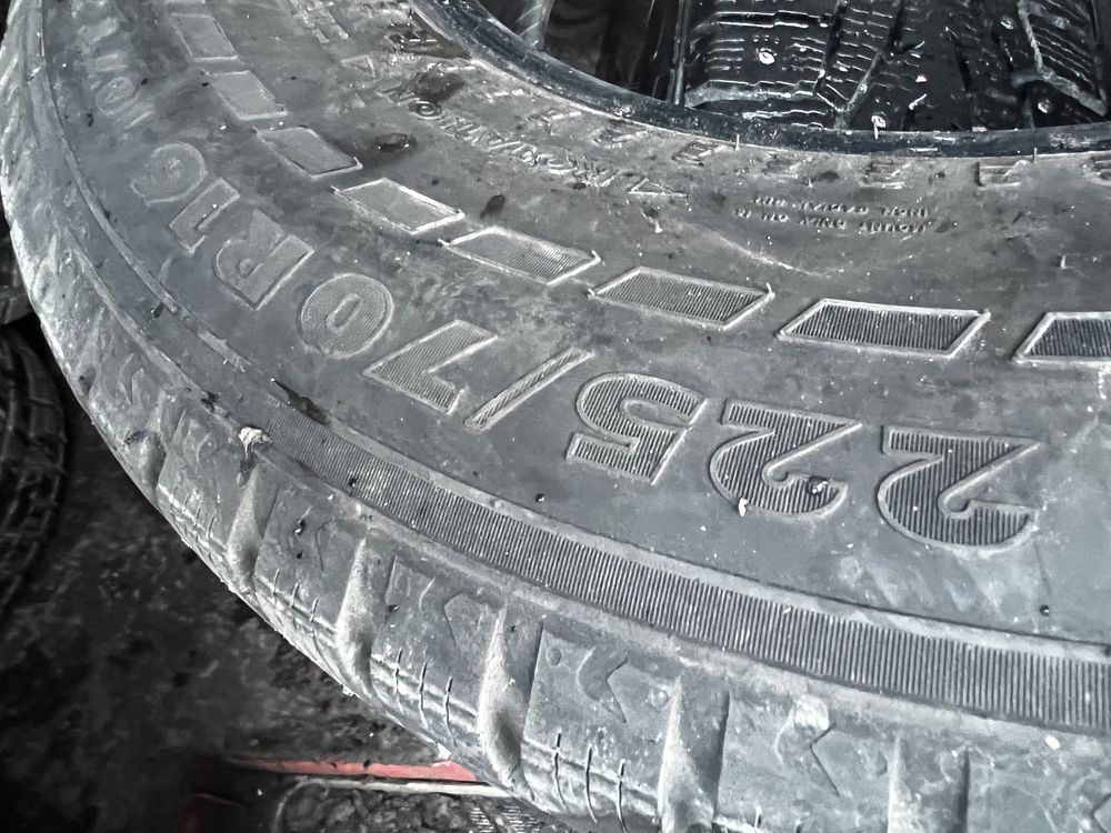 Шини зима шипована 225/70 R16 Nokian , резина на джип: 2 000 грн ...