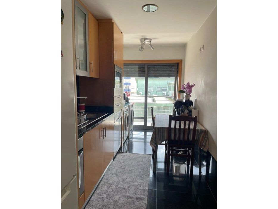 Quarto em Apartamento T2, varanda e lugar de garagem - Areosa | Por...