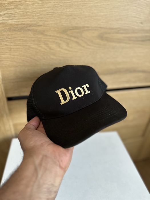 Czapka z daszkiem Dior Trucker Hat – Czarna ze złotym logo, Regulowana