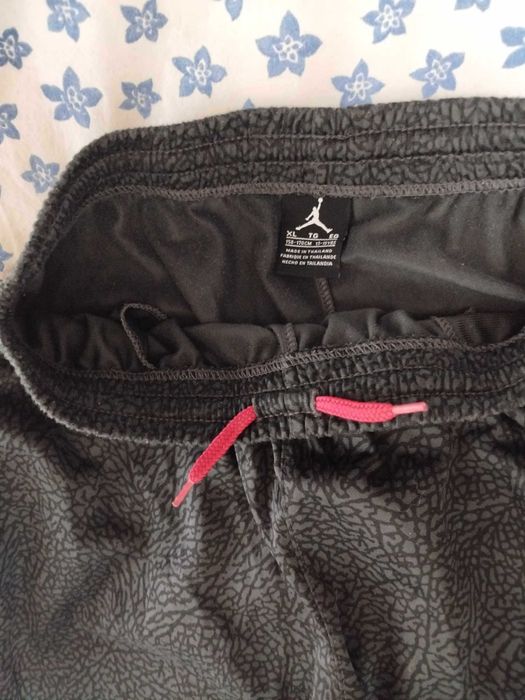 Spodnie dresowe Jordan Brand Boys w kolorze czarno/szarym z print em